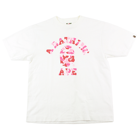 T-shirt Bape ABC rose camouflage avec logo universitaire blanc