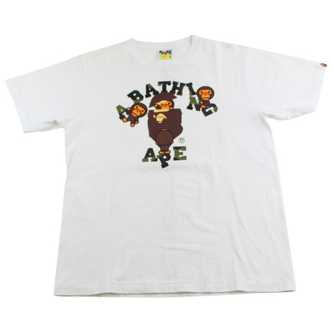 T-shirt Bape Baby Milo 1er vert camouflage avec logo universitaire blanc
